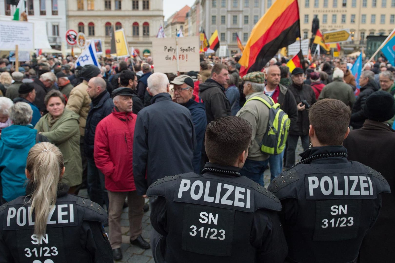 AfD und Pegida protestieren Seite an Seite