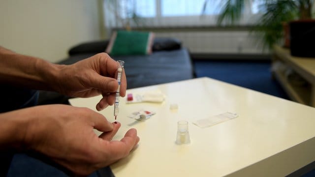 Ein Mann führt einen HIV-Heimtest durch: Was in Großbritannien und Frankreich schon legal ist, könnte auch in Deutschland bald möglich sein. Ein Mann führt einen HIV-Heimtest durch: Was in Großbritannien und Frankreich schon legal ist, könnte auch in Deutschland bald möglich sein.
