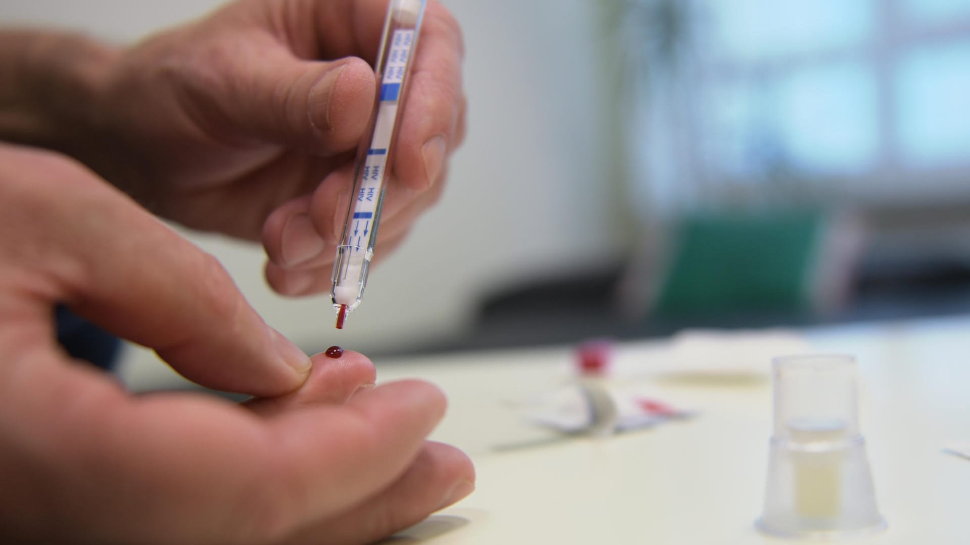 Ein Mann macht den HIV-Heimtest. Ein Mann macht den HIV-Heimtest.