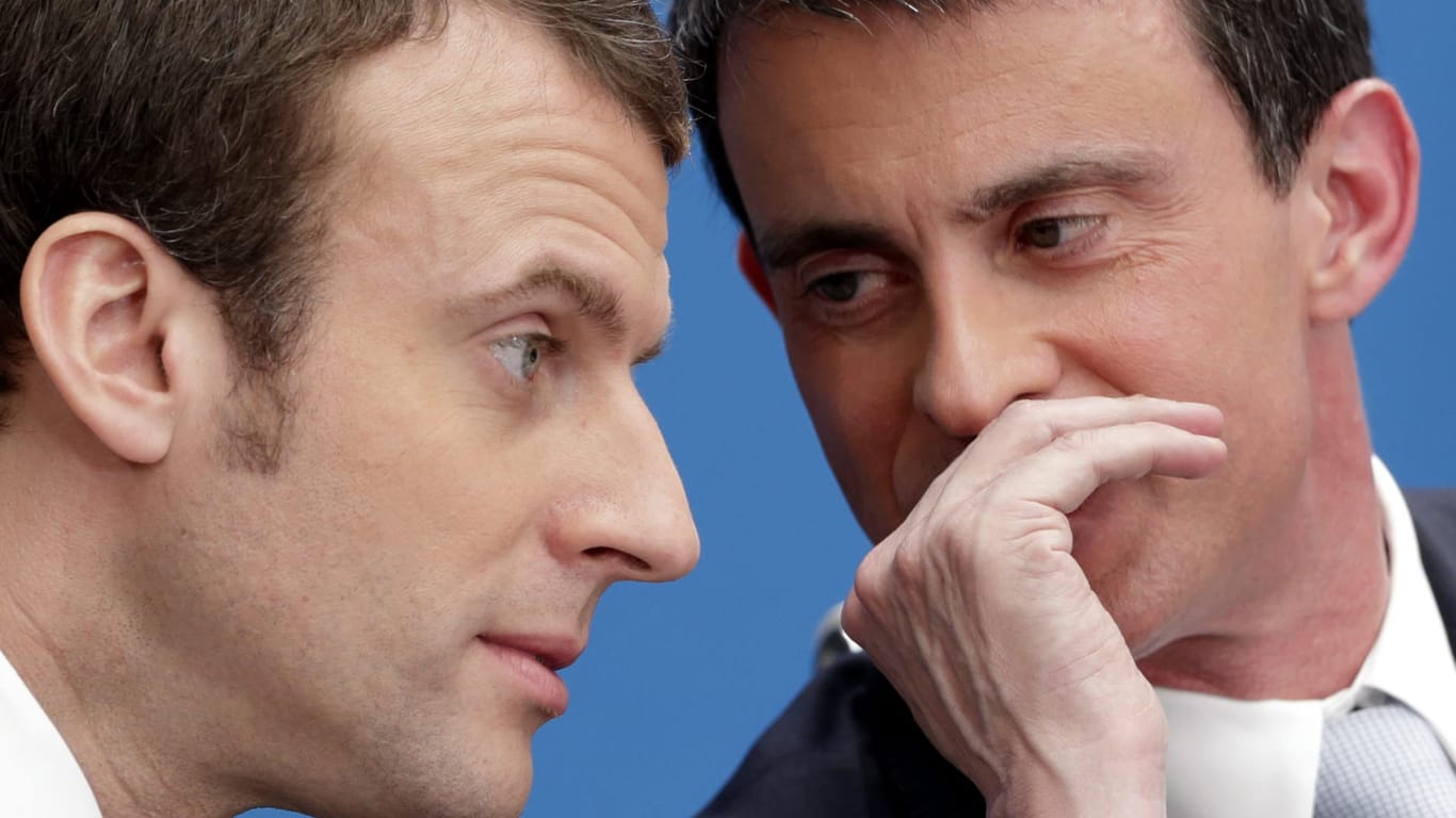 Der frühere Premierminister Manuel Valls (r) und Präsident Emmanuel Macron.