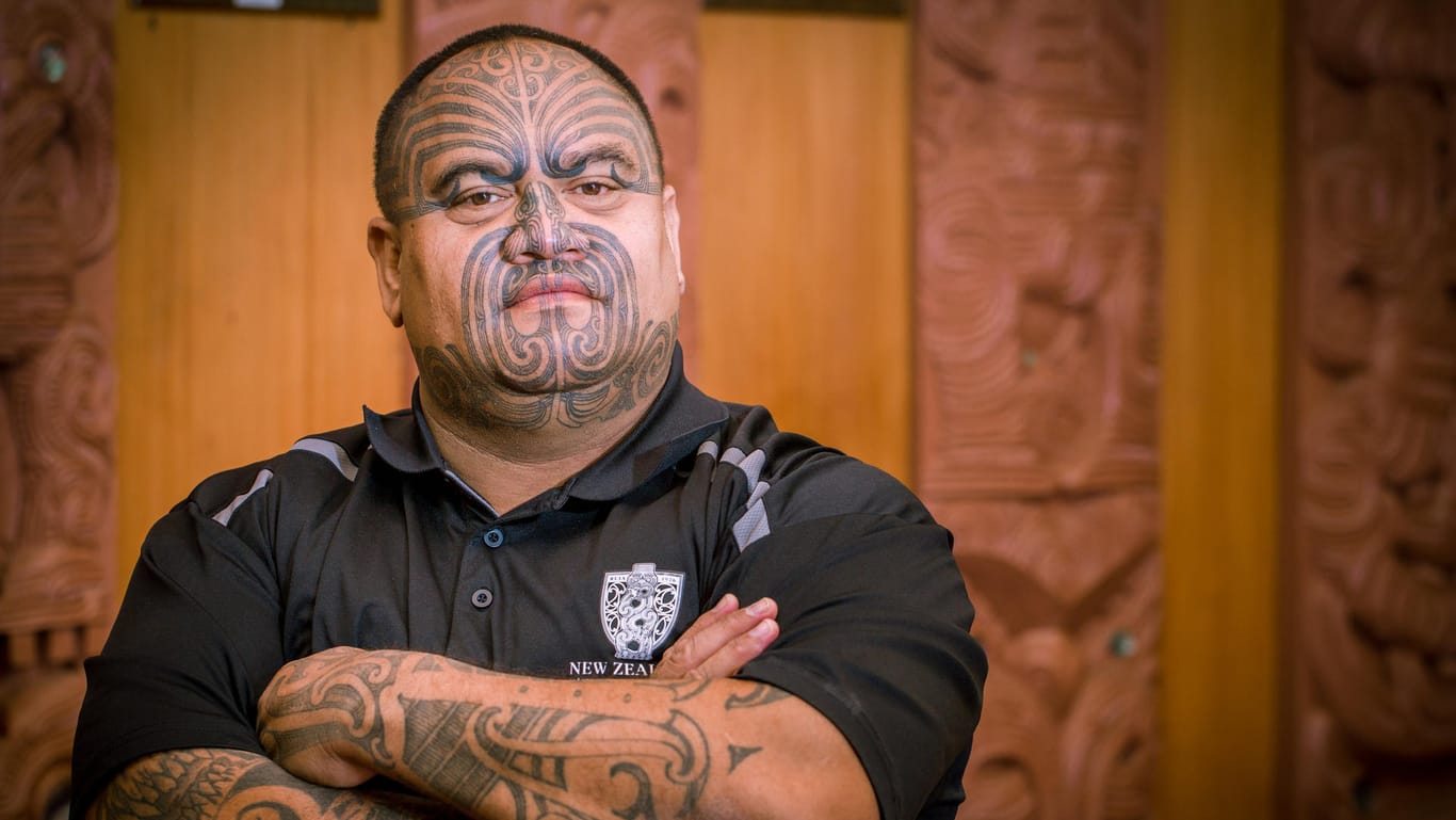 Arekatera Maihi ist einer von etwa 850.000 Maori und trägt eine Tätowierung fast über sein gesamtes Gesicht