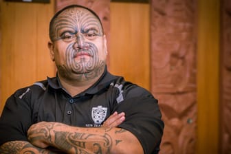 Arekatera Maihi ist einer von etwa 850.000 Maori und trägt eine Tätowierung fast über sein gesamtes Gesicht