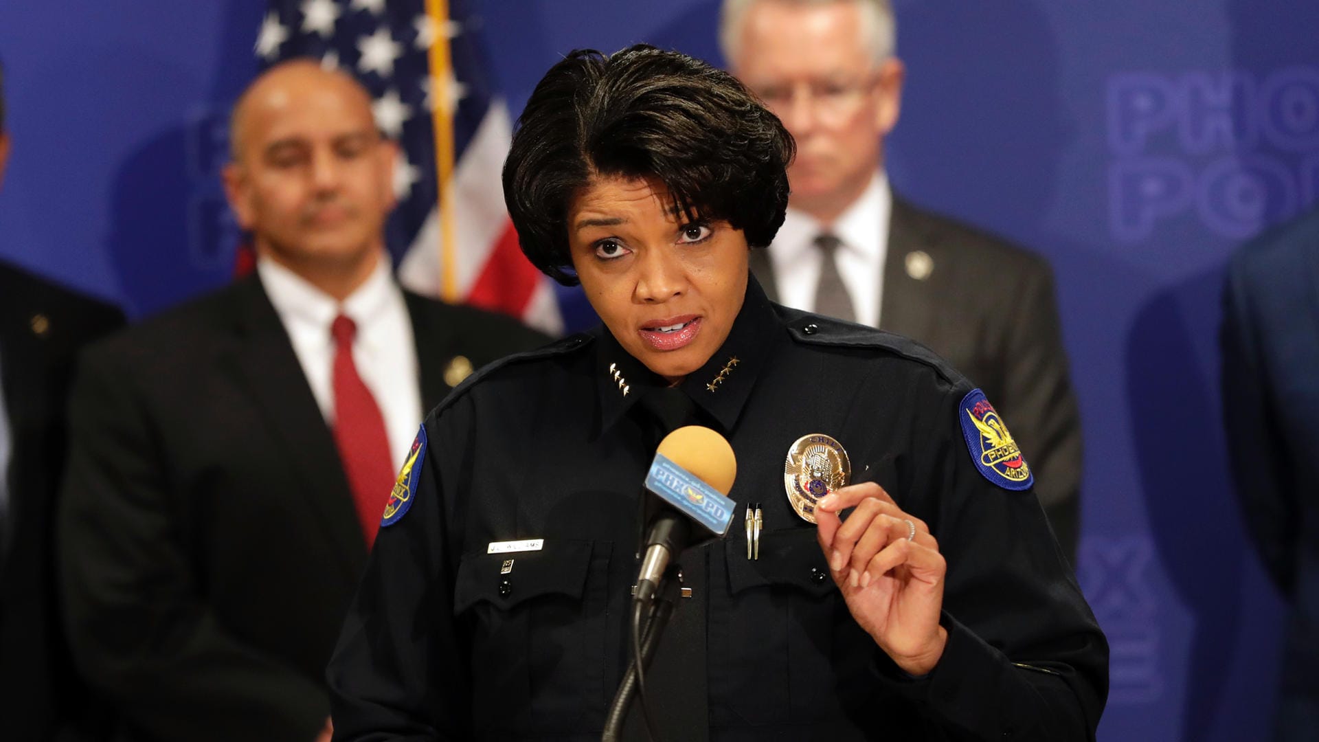 Die Polizeichefin von Phoenix, Jeri L. Williams, gibt die Festnahme des mutmaßlichen Mörders bekannt. Die Polizeichefin von Phoenix, Jeri L. Williams, gibt die Festnahme des mutmaßlichen Mörders bekannt.