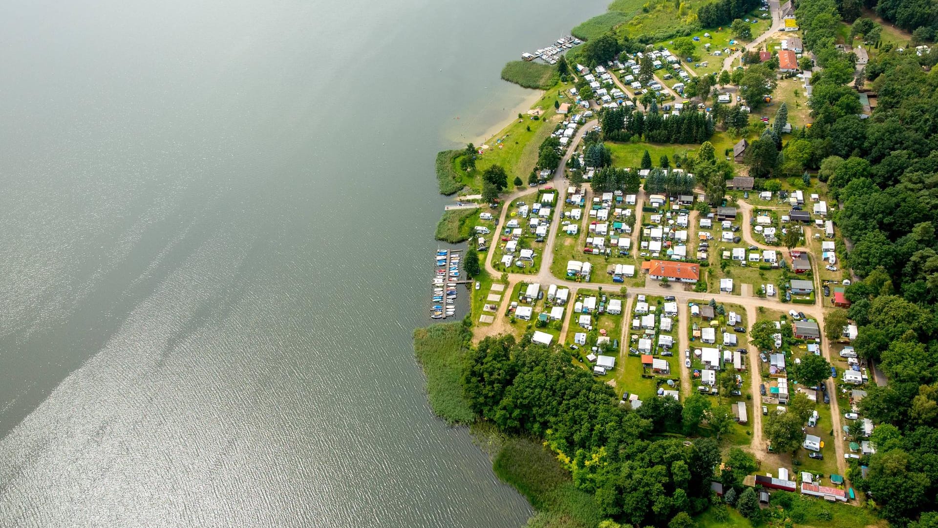 Idyllischer Campingplatz am Krakower See an der Mecklenburgischen Seenplatte