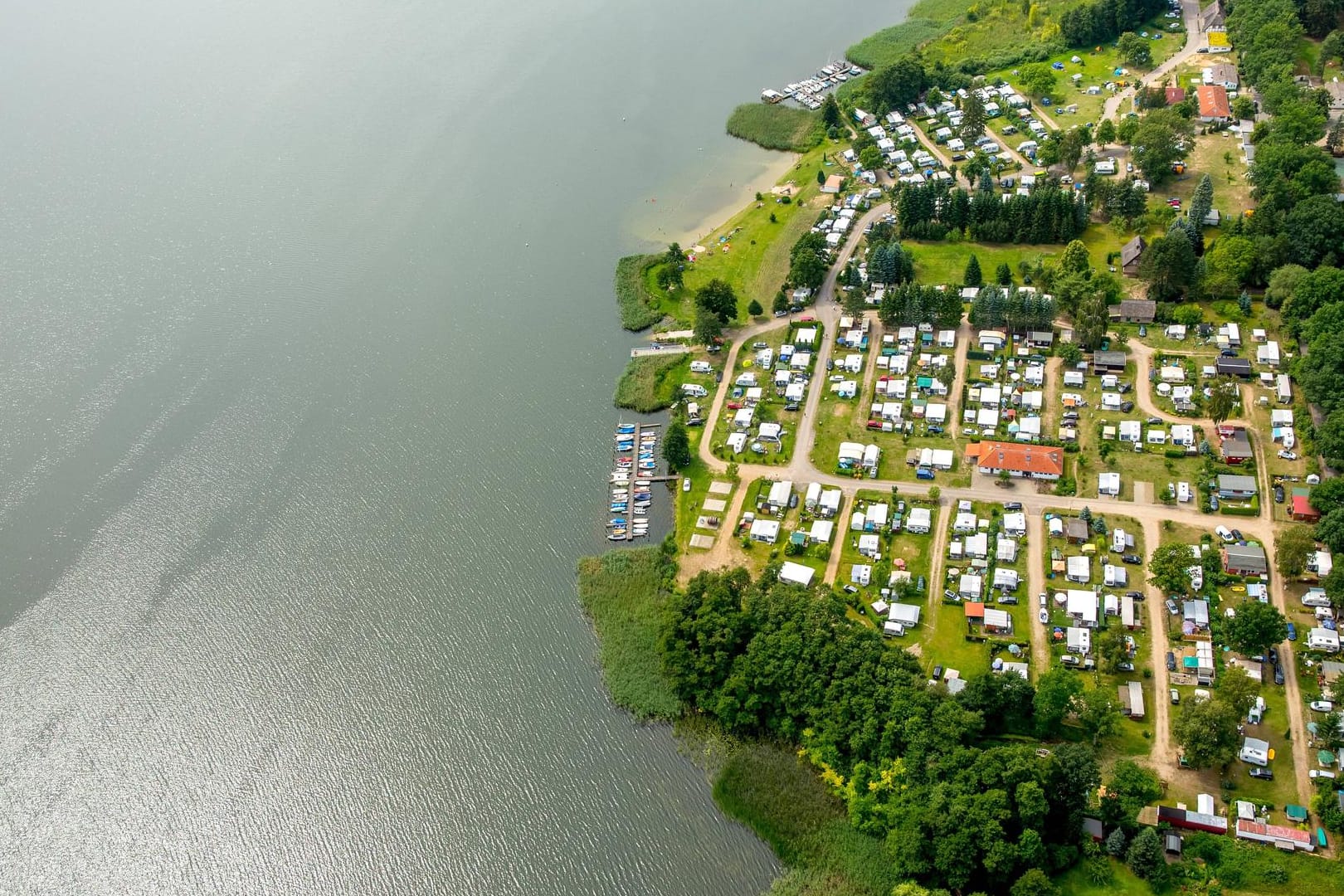 Idyllischer Campingplatz am Krakower See an der Mecklenburgischen Seenplatte