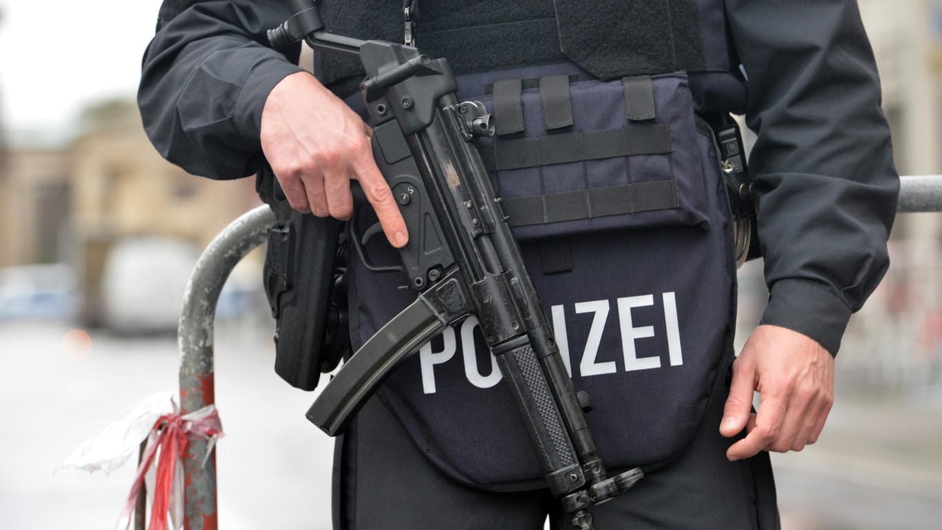 Polizisten haben zwei mutmaßliche syrische Isamisten verhaftet und die Wohnungen in Berlin und Sachsen-Anhalt durchsucht.