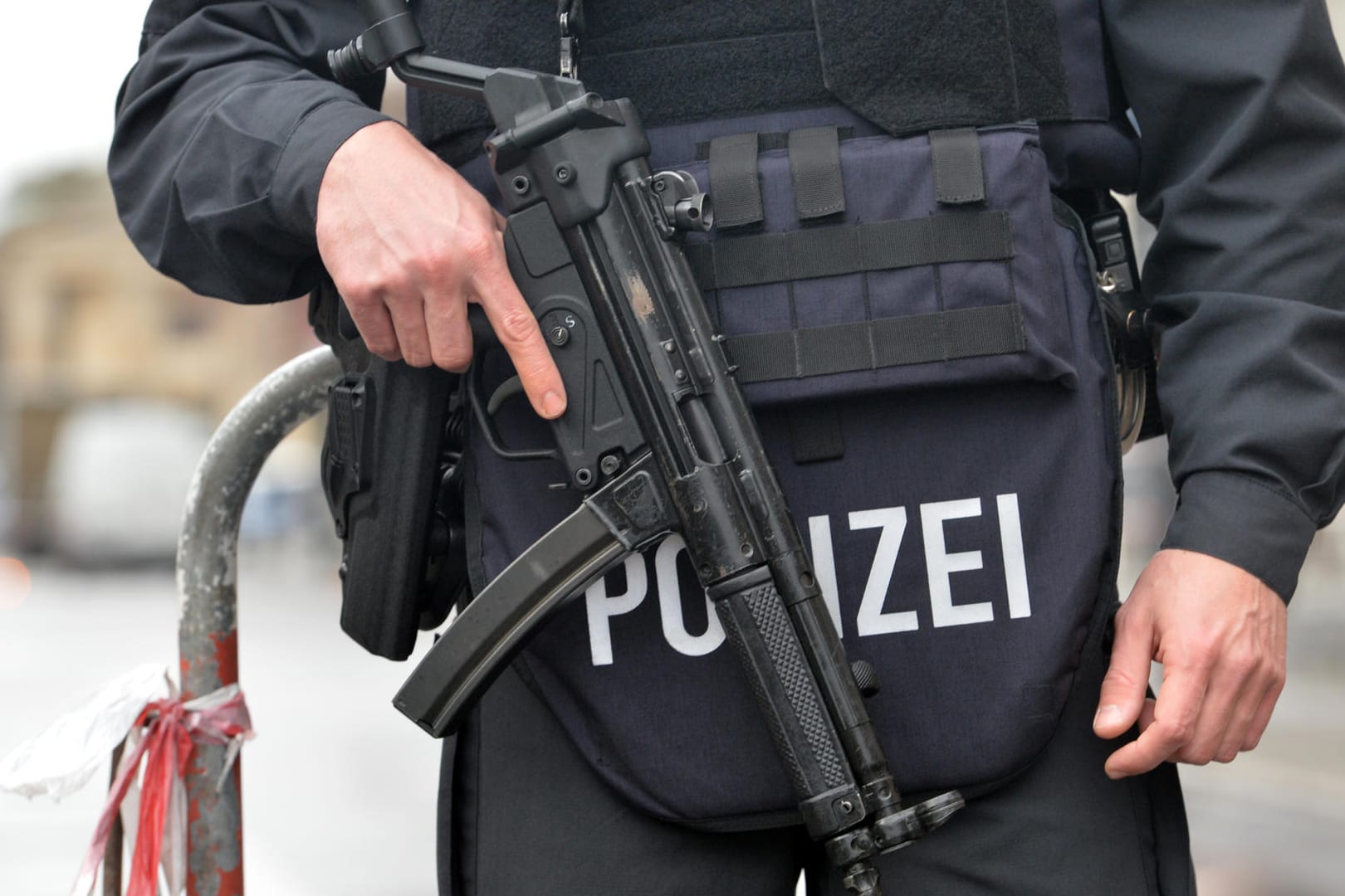 Polizisten haben zwei mutmaßliche syrische Isamisten verhaftet und die Wohnungen in Berlin und Sachsen-Anhalt durchsucht.