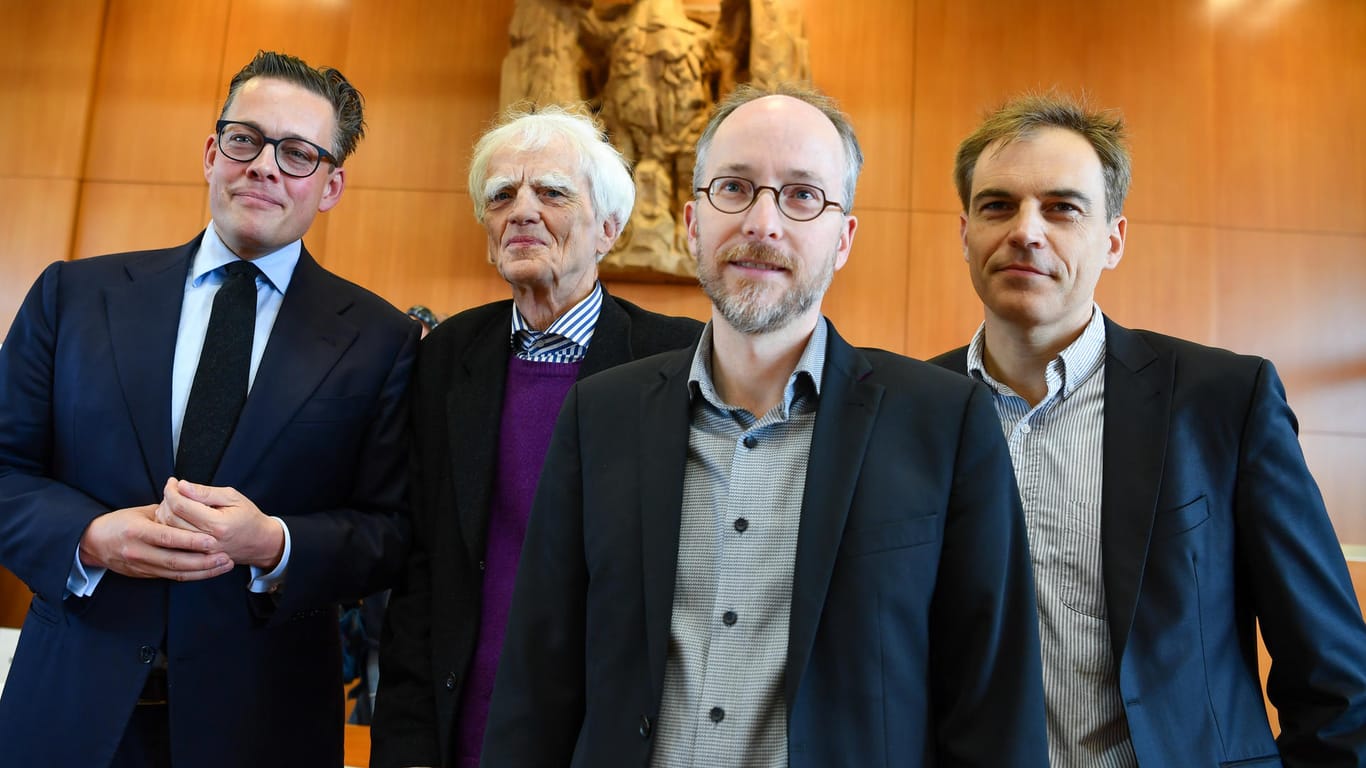 Die Bundestagsabgeordneten von Bündnis 90/Die Grünen, Konstantin von Notz (l-r), Hans-Christian Ströbele, Matthias Gastel und Gerhard Schick stehen in Karlsruhe.