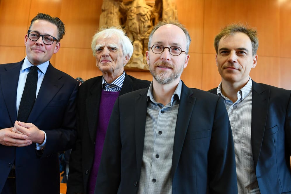 Die Bundestagsabgeordneten von Bündnis 90/Die Grünen, Konstantin von Notz (l-r), Hans-Christian Ströbele, Matthias Gastel und Gerhard Schick stehen in Karlsruhe.