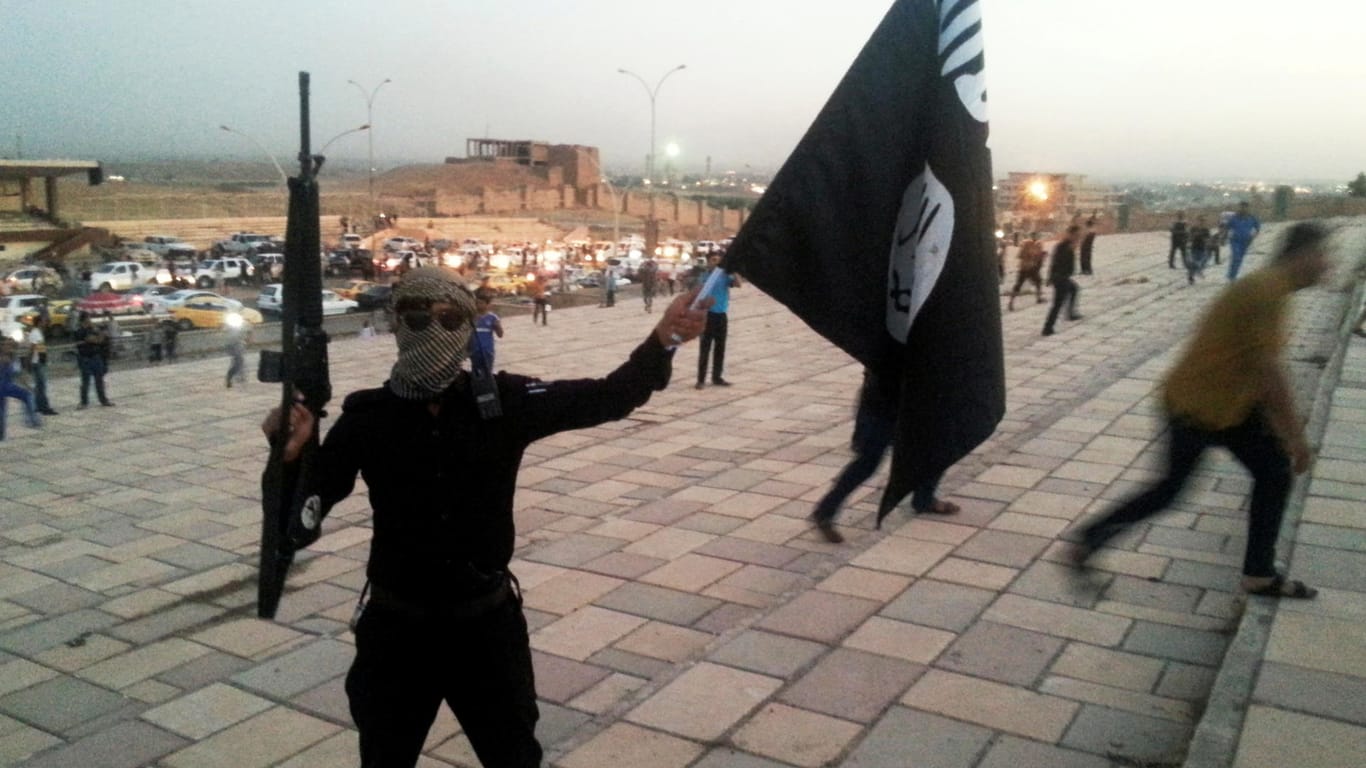 Ein IS-Kämpfer posiert 2014 in Mossul (Irak).