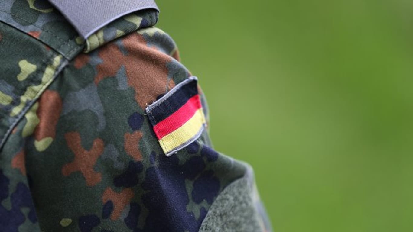 Die Ermittlungen um einen terrorverdächtigen Offizier bei der Bundeswehr weiten sich aus.