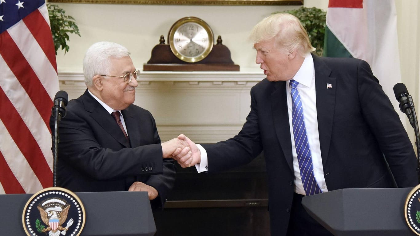 Mahmud Abbas (links) bei einem Treffen mit President Trump (rechts)