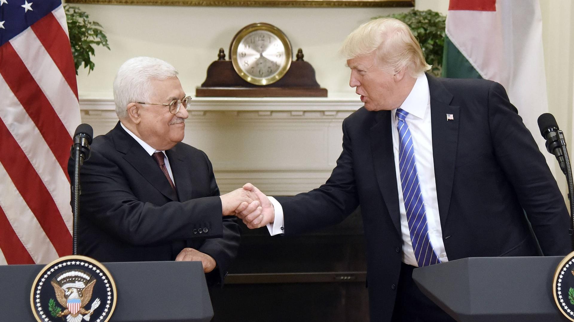 Mahmud Abbas (links) bei einem Treffen mit President Trump (rechts) Mahmud Abbas (links) bei einem Treffen mit President Trump (rechts)