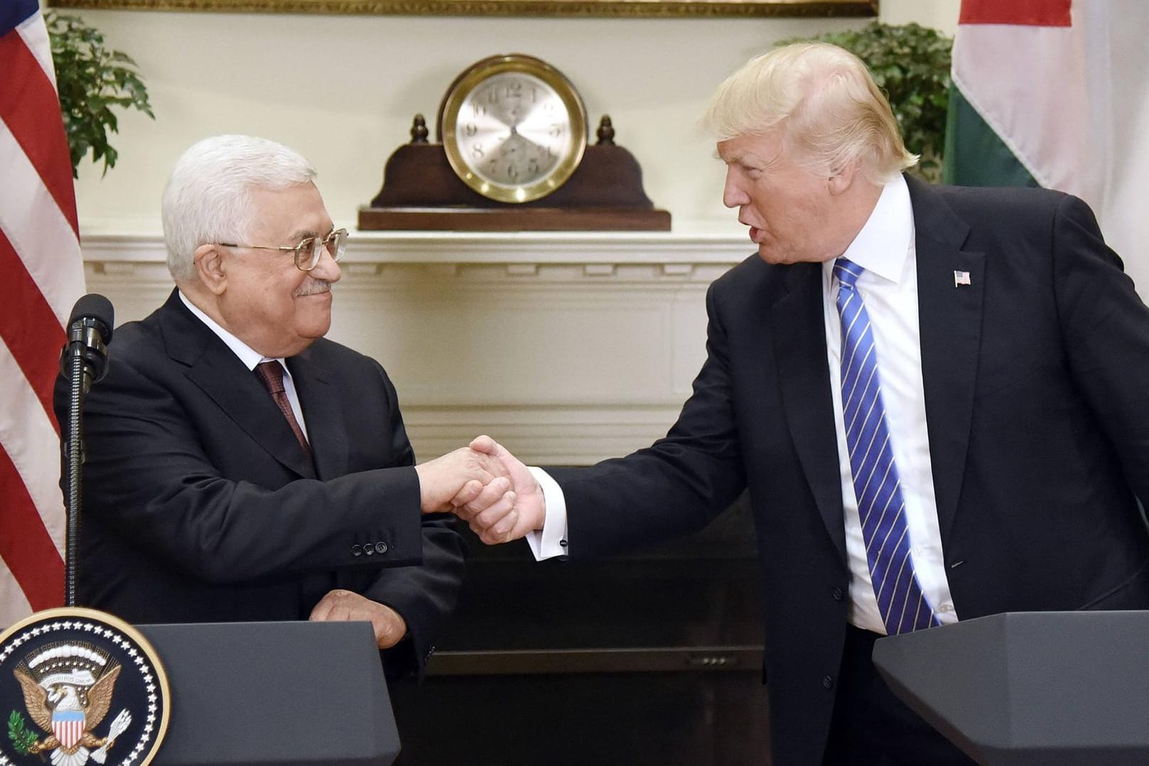 Mahmud Abbas (links) bei einem Treffen mit President Trump (rechts)
