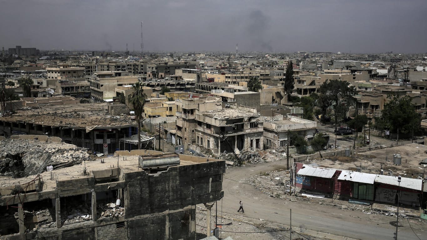 Blick auf die nach Kämpfen zwischen der irakischen Armee und dem sogenannten «Islamischen Staat» zerstörten Häuser im westlichen Bereich der Stadt Mossul.