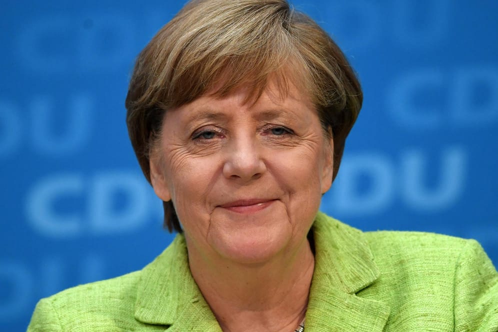 Bundeskanzlerin Angela Merkel (CDU) lacht in der CDU-Parteizentrale während einer Pressekonferenz.