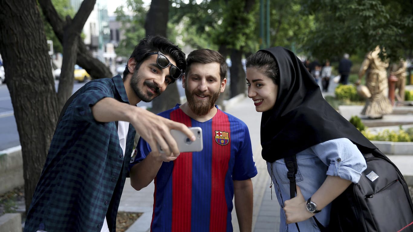 Der iranische Student wird oft für Selfies angesprochen.