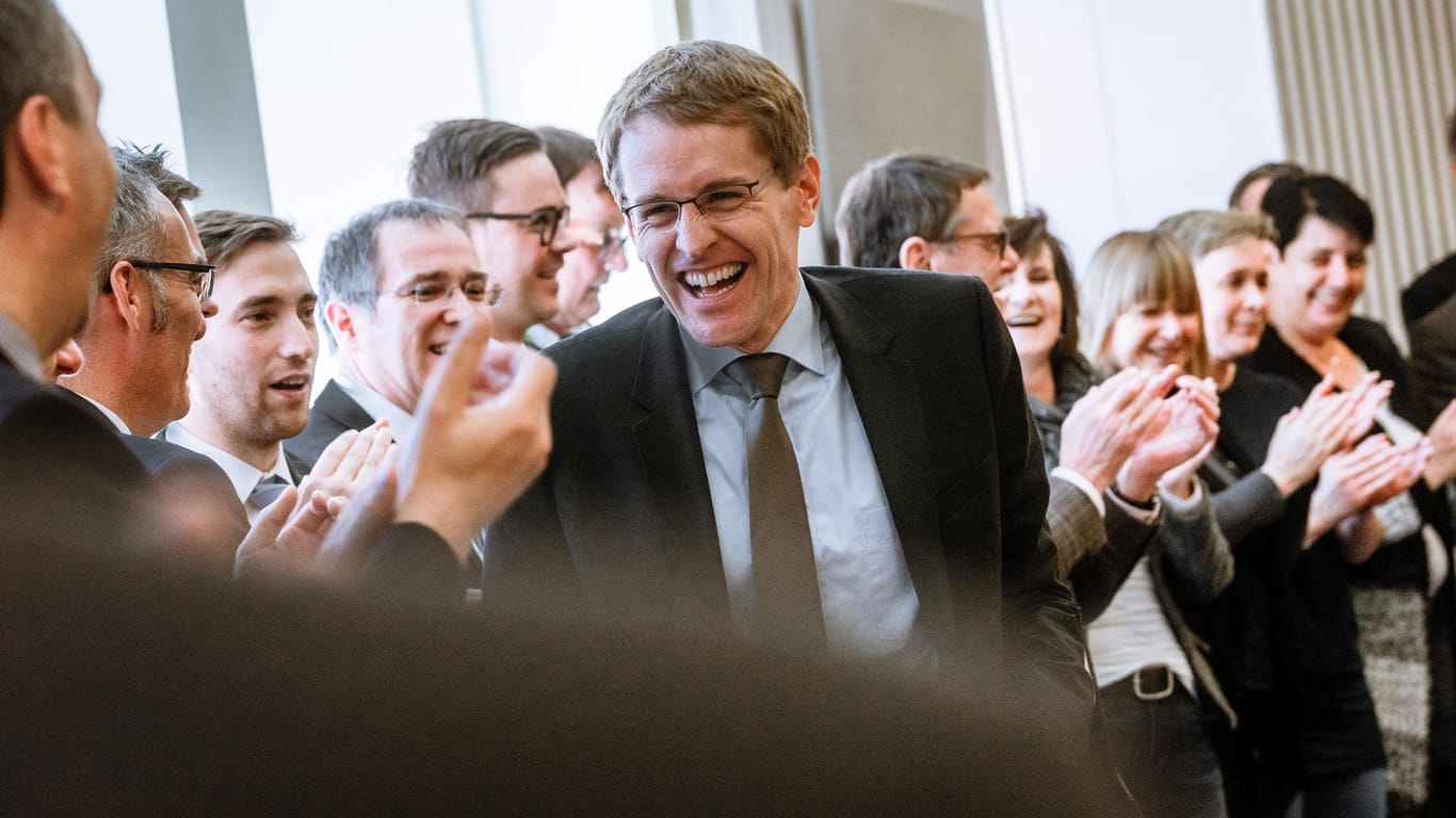CDU-Spitzenkandidat Daniel Günther wird von den Mitgliedern seiner Fraktion gefeiert.
