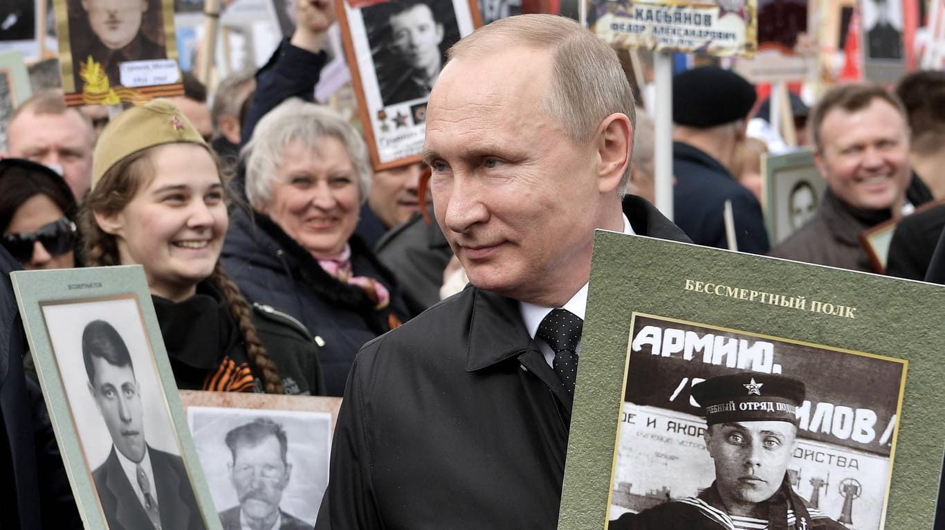 Russlands Wladimir Putin feiert den Sieg über Nazi-Deutschland in Moskau und präsentiert das Waffenarsenal des Landes.