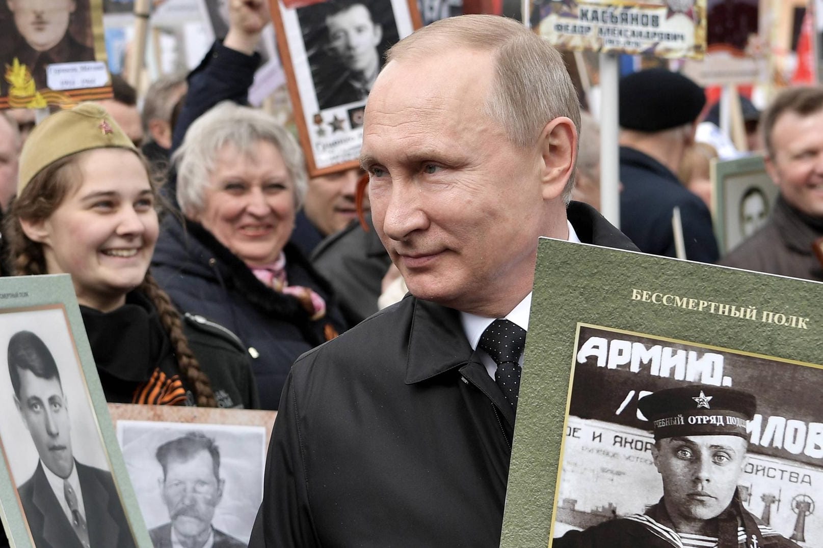 Russlands Wladimir Putin feiert den Sieg über Nazi-Deutschland in Moskau und präsentiert das Waffenarsenal des Landes.
