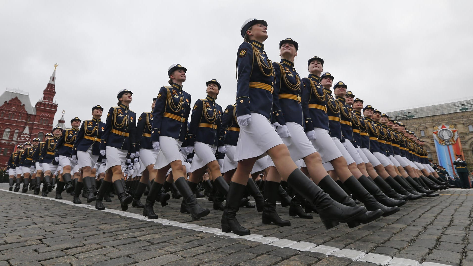 Weibliche russische Soldaten marschieren am 09.05.2017 über den Roten Platz in Moskau bei einer Parade zum Tag des Sieges über Nazi-Deutschland vor 72 Jahren.
