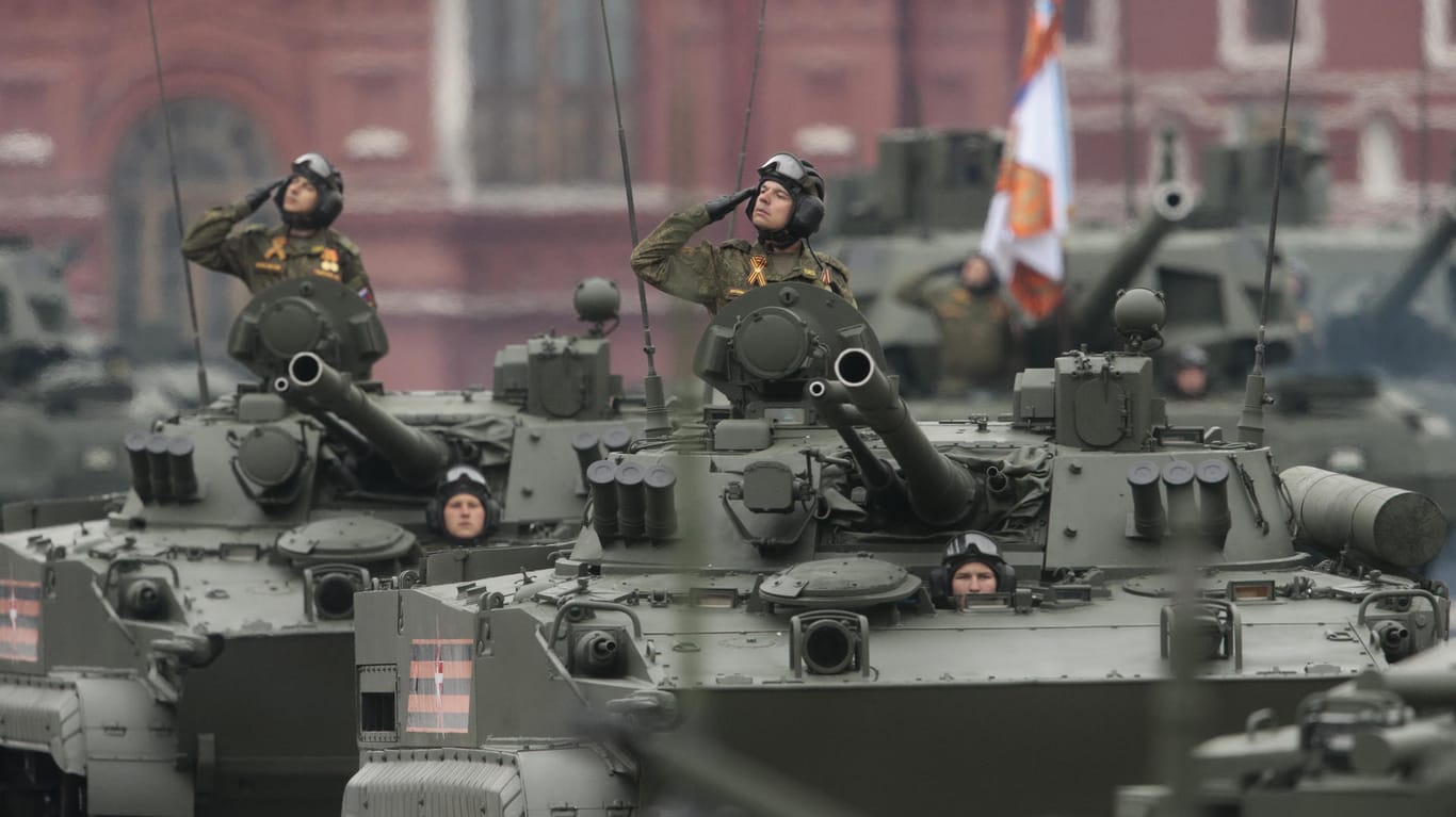 Russische Panzer rollen am 09.05.2017 über den Roten Platz in Moskau bei einer Parade zum Tag des Sieges über Nazi-Deutschland.