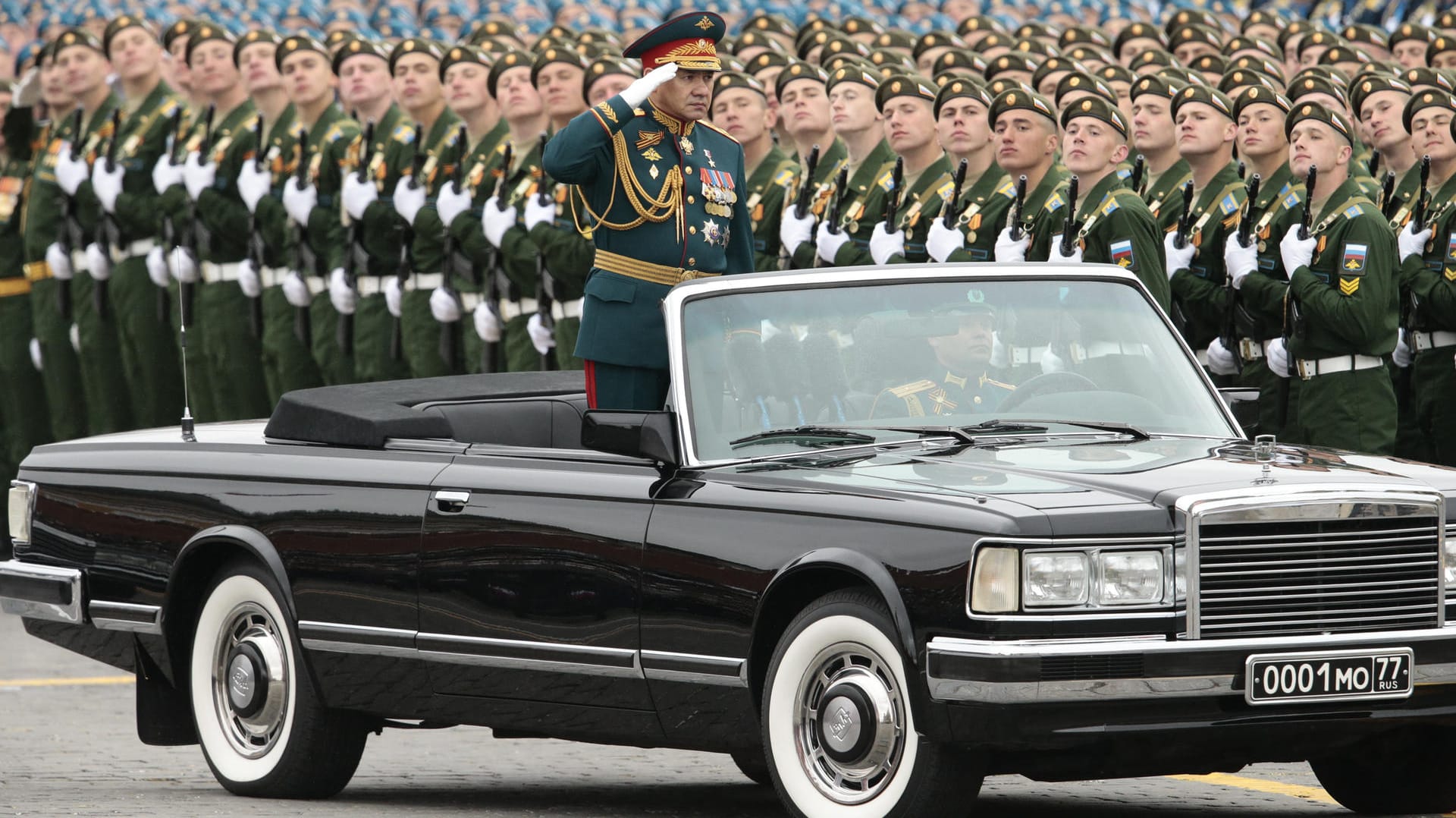 Der russische Verteidigungsminister Sergei Schoigu salutiert auf dem Roten Platz in Moskau bei einer Parade zum Tag des Sieges über Nazi-Deutschland.