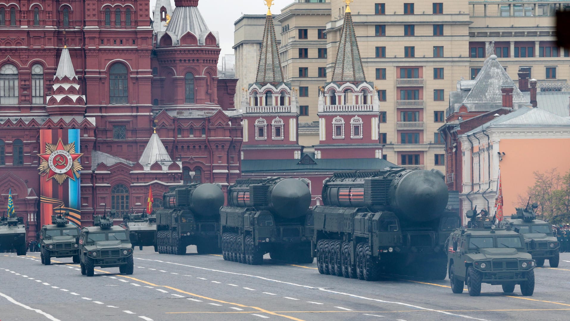 Russische Topol-M-Interkontinentalraketen rollen am 09.05.2017 über den Roten Platz in Moskau bei einer Parade zum Tag des Sieges über Nazi-Deutschland.