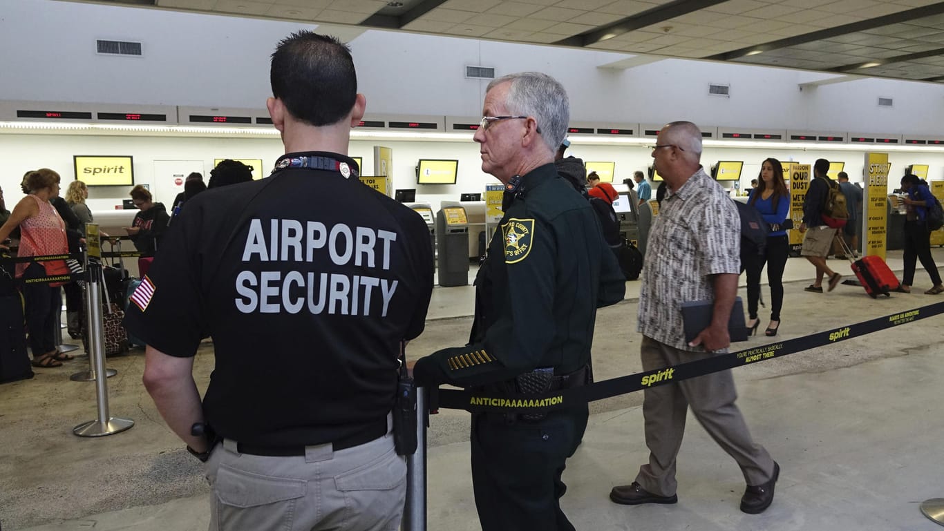 Sicherheitspersonal beobachtet am 09.05.2017 am Fort Lauderdale-Hollywood International Airport in Fort Lauderdale (USA) die Warteschlange am Schalter von Spirit Airlines.