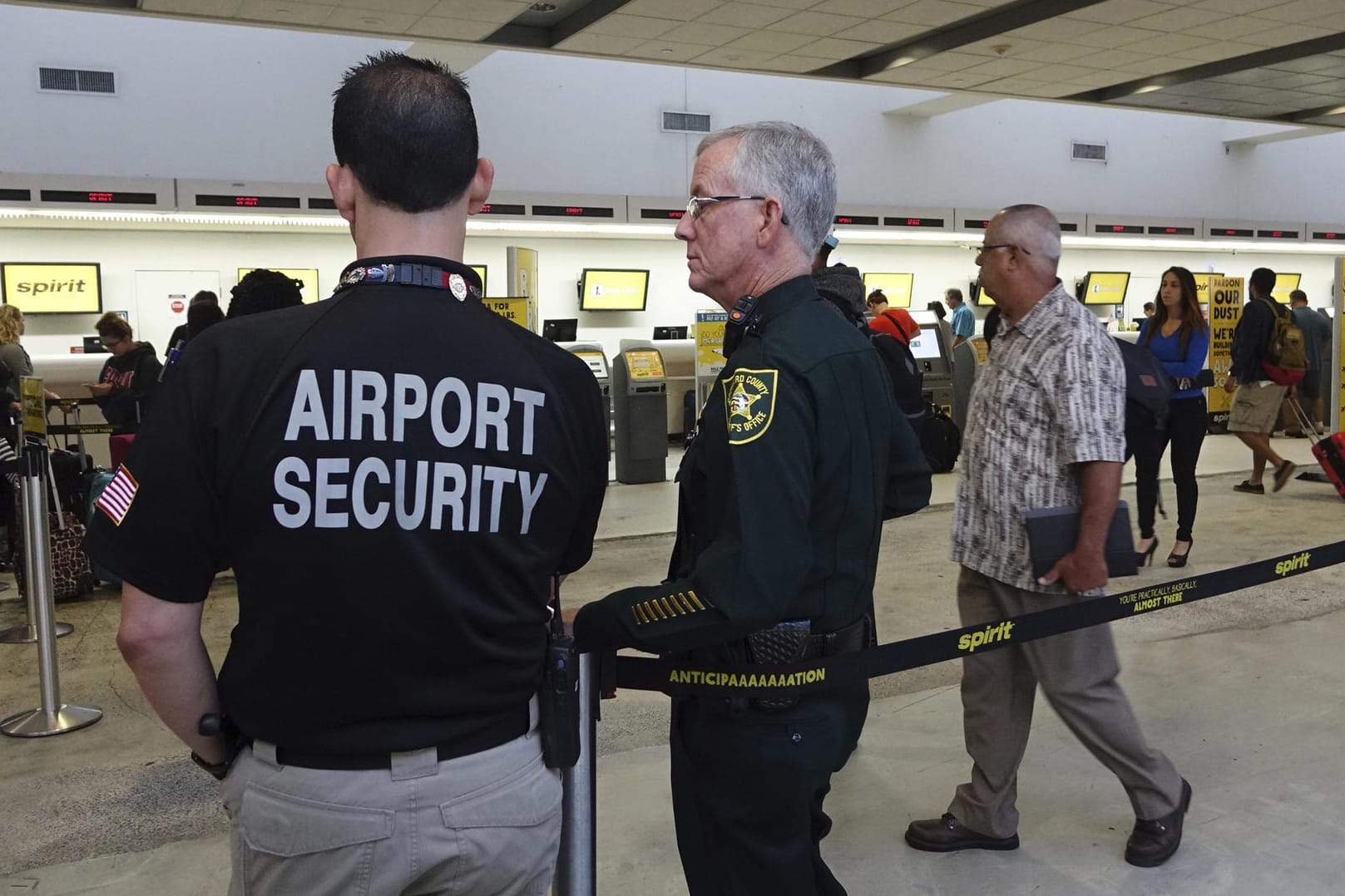 Sicherheitspersonal beobachtet am 09.05.2017 am Fort Lauderdale-Hollywood International Airport in Fort Lauderdale (USA) die Warteschlange am Schalter von Spirit Airlines.