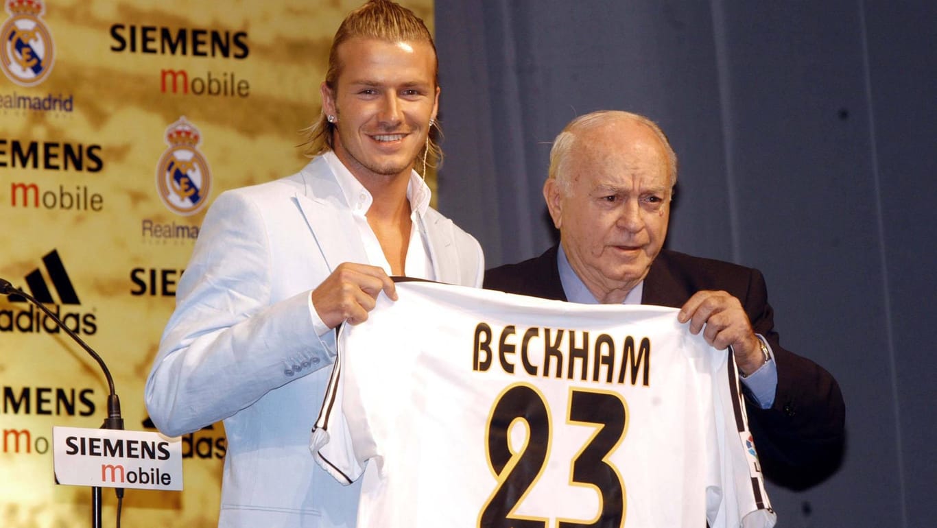 David Beckham bei seiner Präsentation bei Real Madrid 2003 mit Klub-Ikone Alfredo Di Stefano.