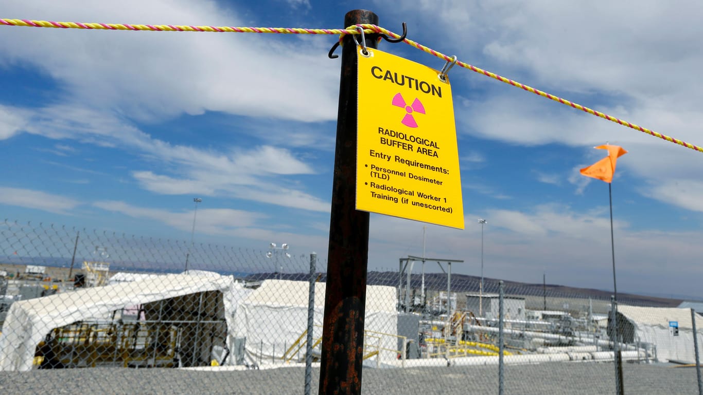 Ein Schild weist an einem Zaun der ehemaligen Plutoniumanlage in Richland im US-Bundesstaat Washington auf Radioaktivität hin. In "Hanford Site" wurde 1944 der erste große Plutonium-Reaktor der Welt in Betrieb genommen. Heute dient die Anlage als Entsorgungsstätte für verstrahltes Material.