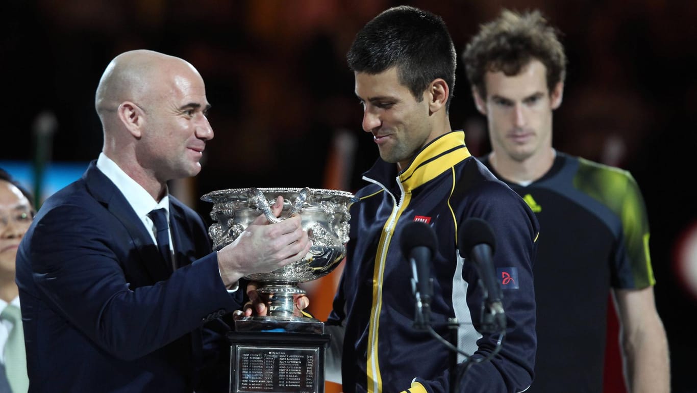 Gewinnen Novak Djokovic (r.) und Andre Agassi bald gemeinsam Pokale?