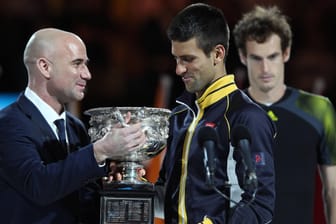 Gewinnen Novak Djokovic (r.) und Andre Agassi bald gemeinsam Pokale?