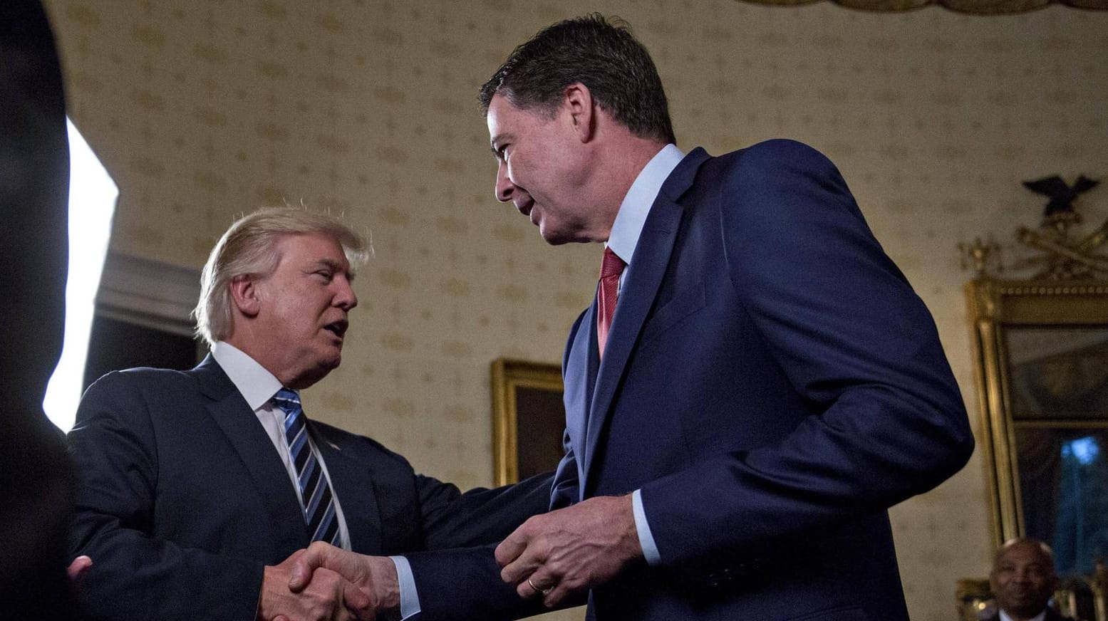 Donald Trump begrüßt James Comey bei seiner Amtseinführung am 22. Januar. Donald Trump begrüßt James Comey bei seiner Amtseinführung am 22. Januar.