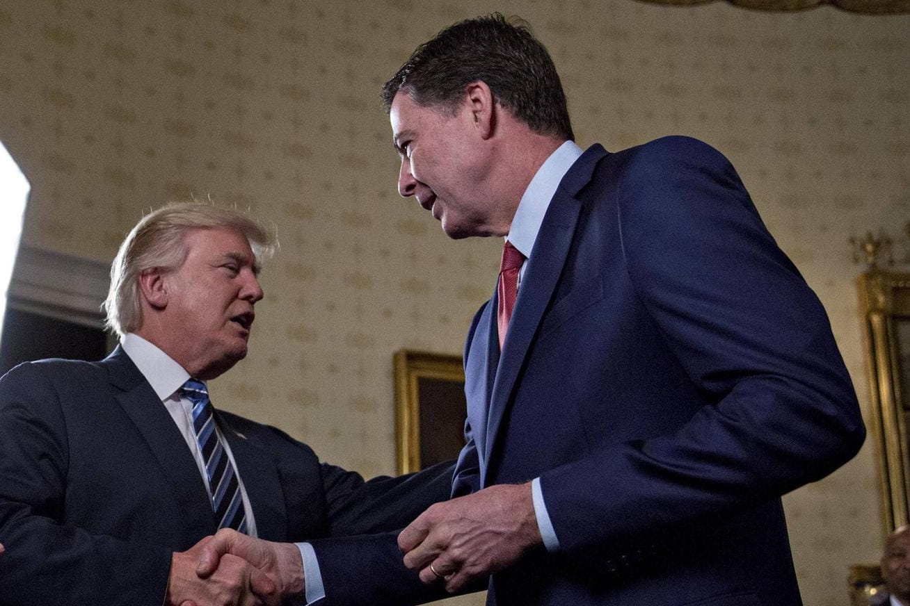 Donald Trump begrüßt James Comey bei seiner Amtseinführung am 22. Januar.