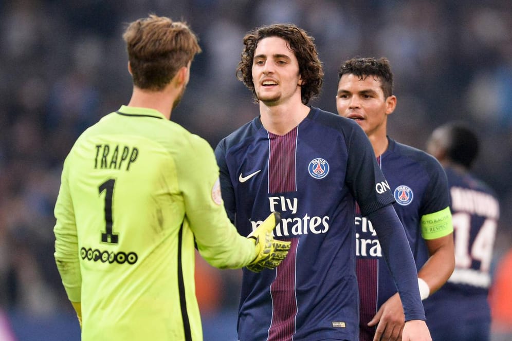 Adrien Rabiot spielt mit Kevin Trapp (l.) und Thiago Silva gemeinsam bei PSG.