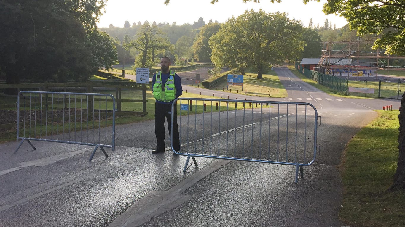 Ein Polizist steht am 09.05.2017 am Vergnügungspark «Drayton Manor» in Tamworth (Großbritannien) hinter einer Absperrung.