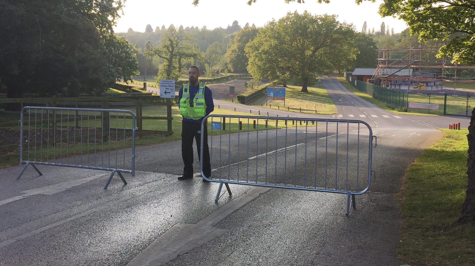 Ein Polizist steht am 09.05.2017 am Vergnügungspark «Drayton Manor» in Tamworth (Großbritannien) hinter einer Absperrung. Ein Polizist steht am 09.05.2017 am Vergnügungspark «Drayton Manor» in Tamworth (Großbritannien) hinter einer Absperrung.