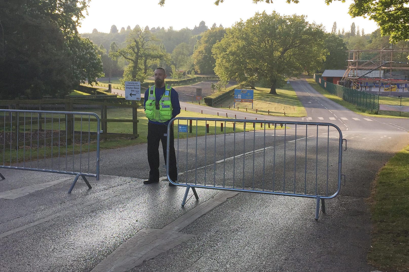 Ein Polizist steht am 09.05.2017 am Vergnügungspark «Drayton Manor» in Tamworth (Großbritannien) hinter einer Absperrung.
