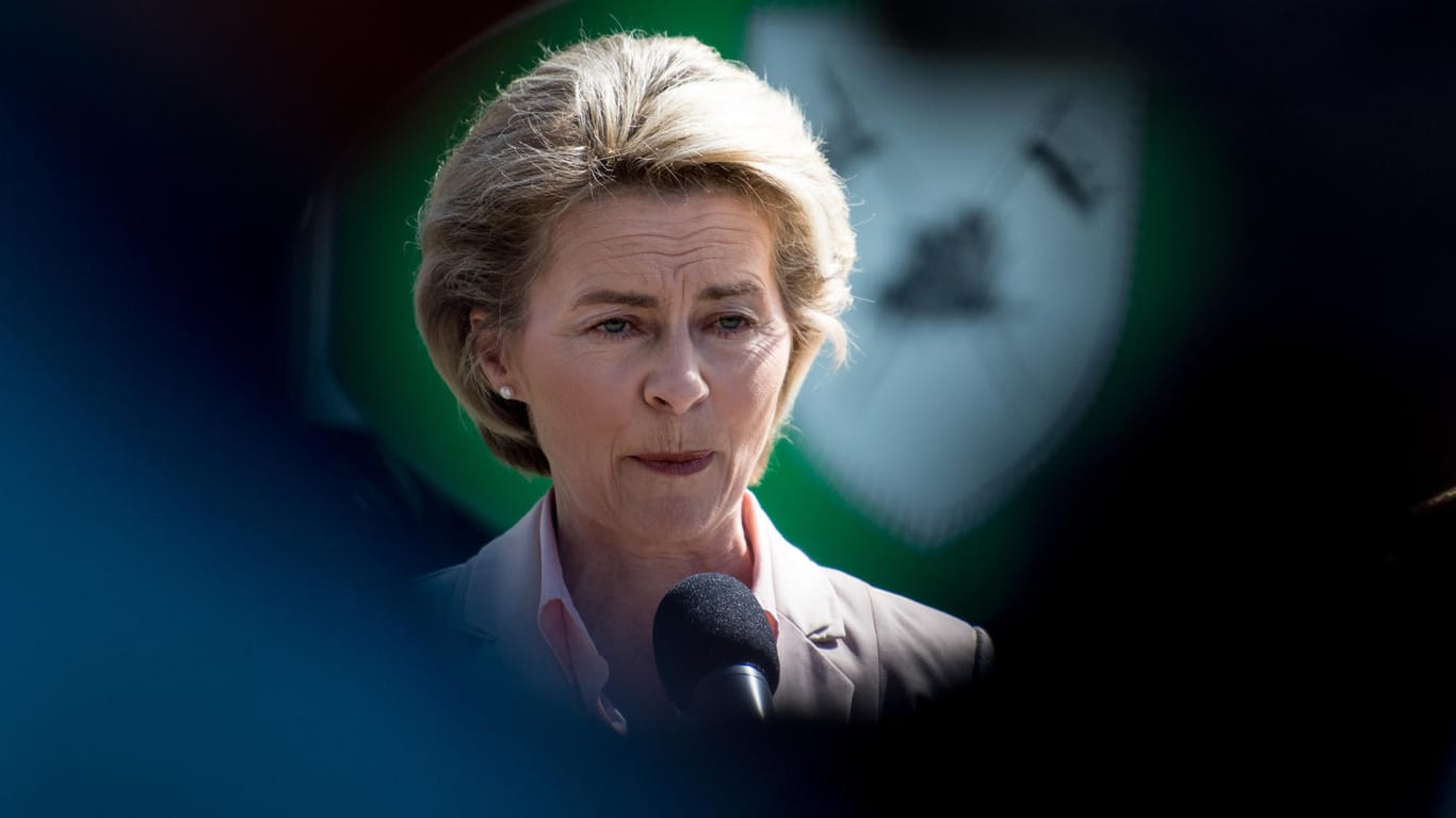 Verteidigungsministerin Ursula von der Leyen muss vor dem Bundestag zum Fall Franco A. aussagen (Archiv).