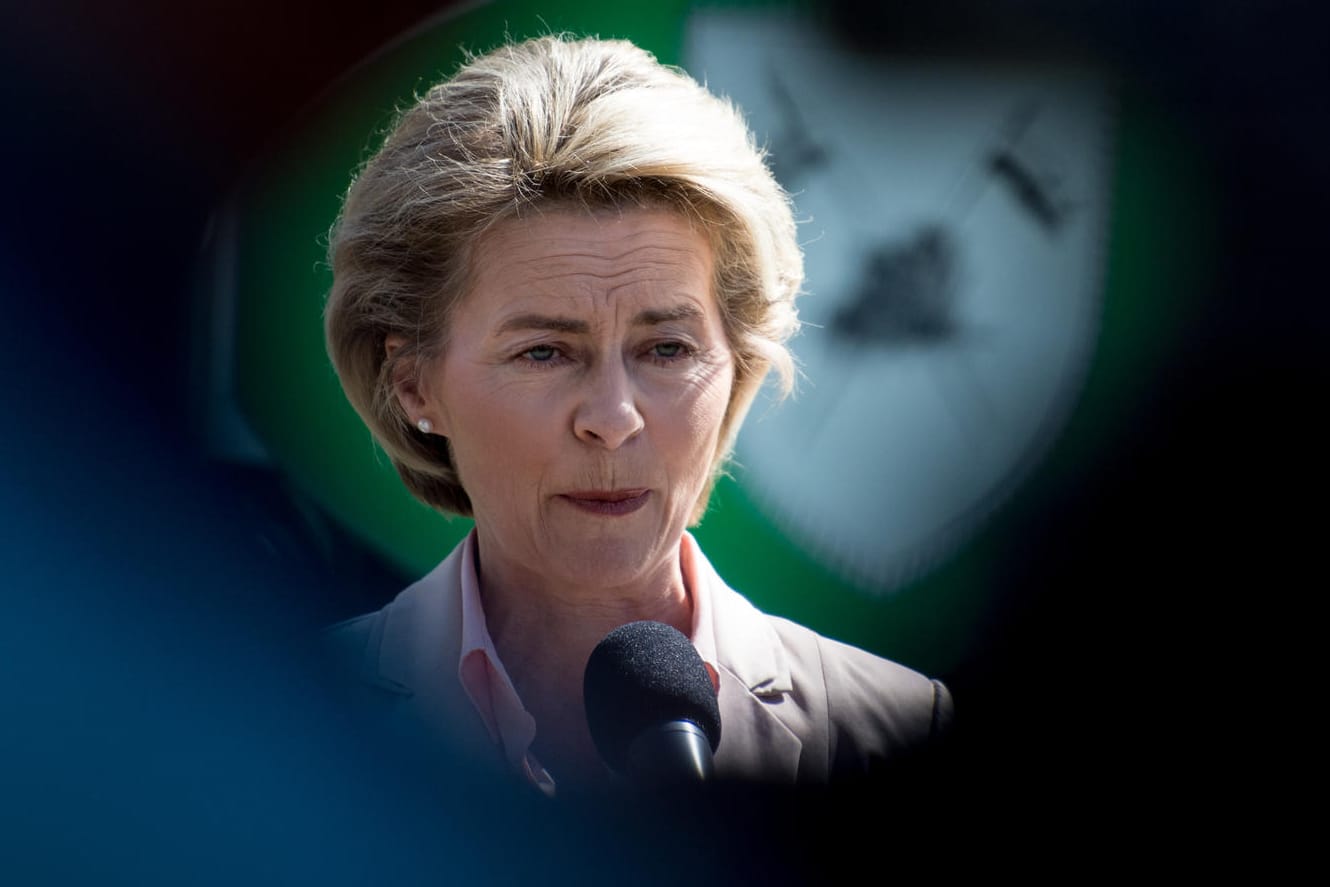 Verteidigungsministerin Ursula von der Leyen muss vor dem Bundestag zum Fall Franco A. aussagen (Archiv).