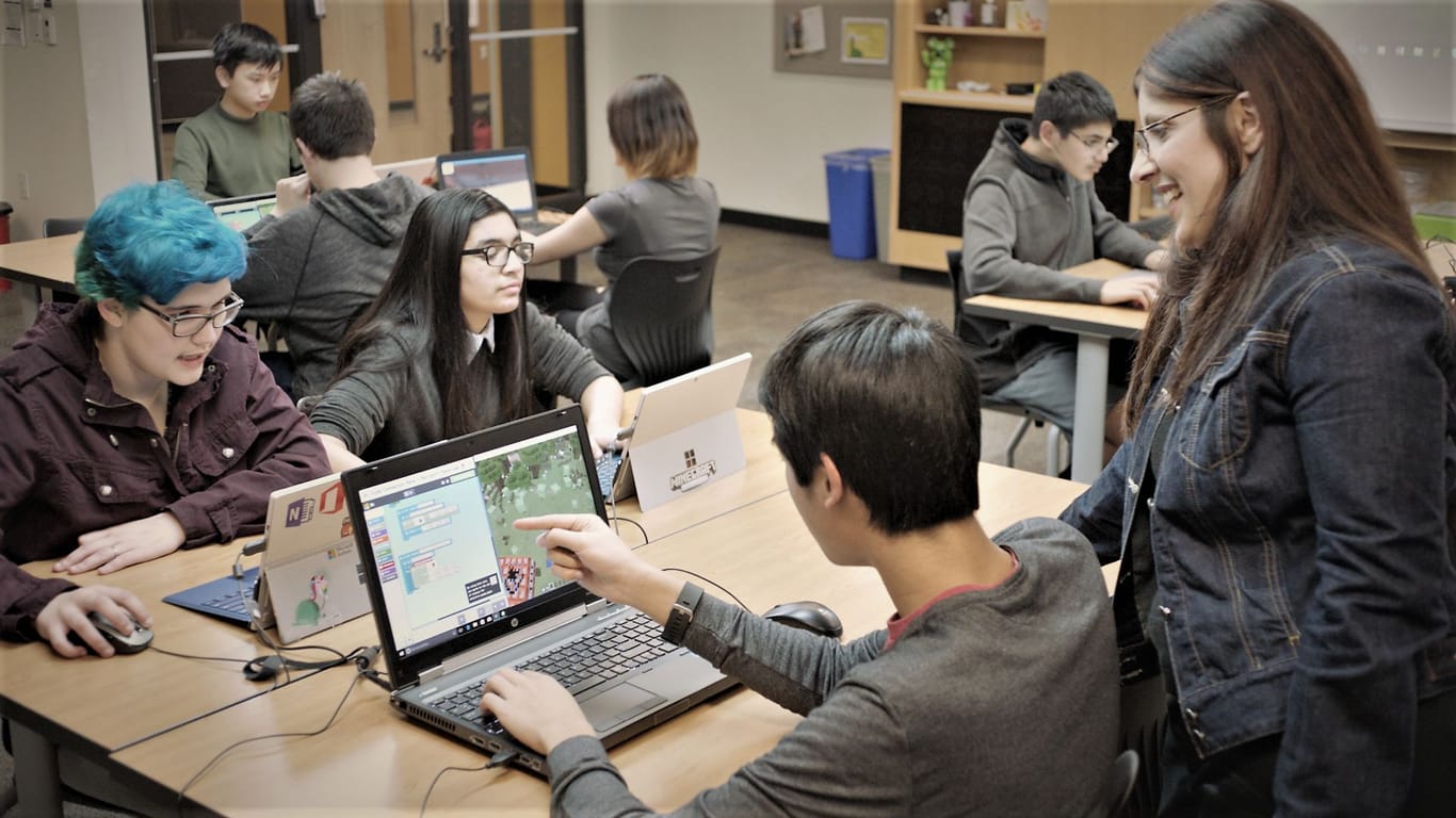 Schüler lernen am Computer im Klassenzimmer