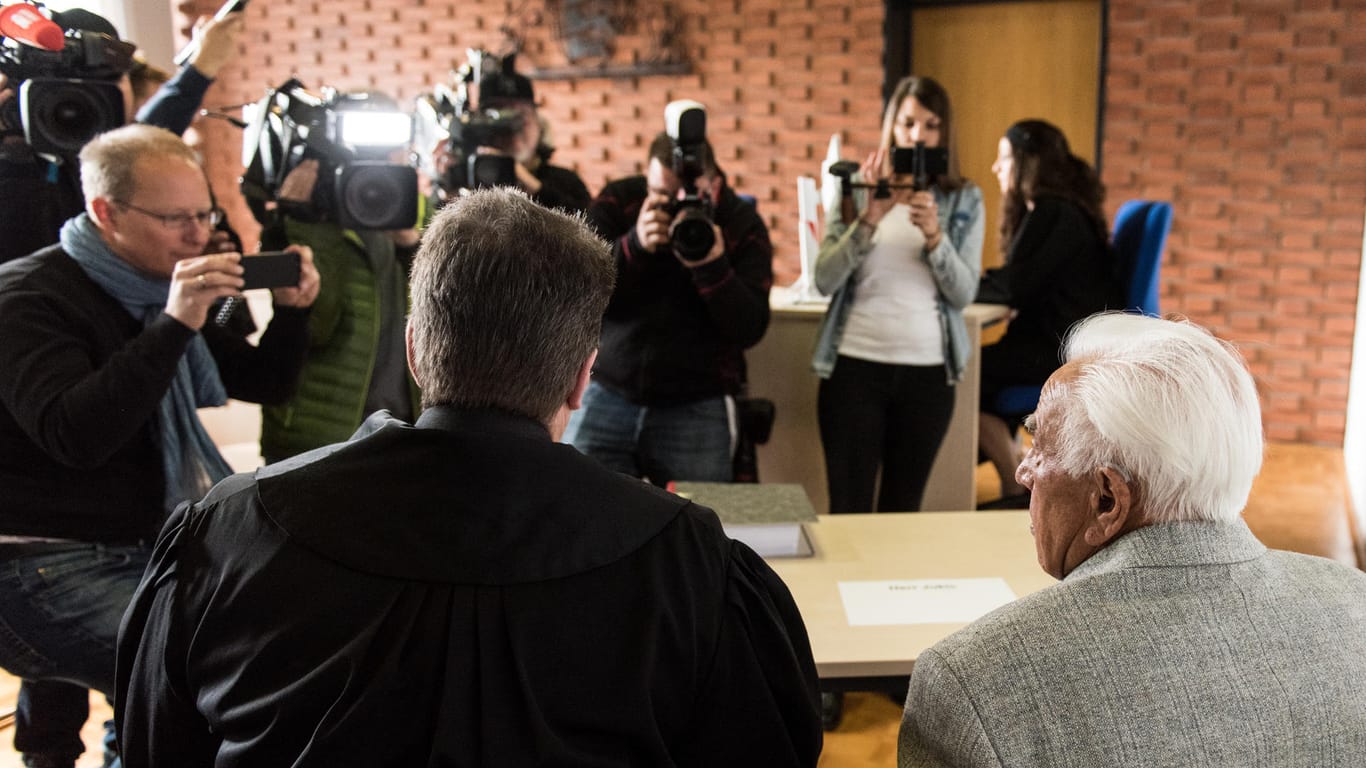 Der 85-jährige Angeklagte Sime J. sitzt in Bad Säckingen im Sitzungssaal im Amtsgericht neben seinem Verteidiger Michael Vogel.