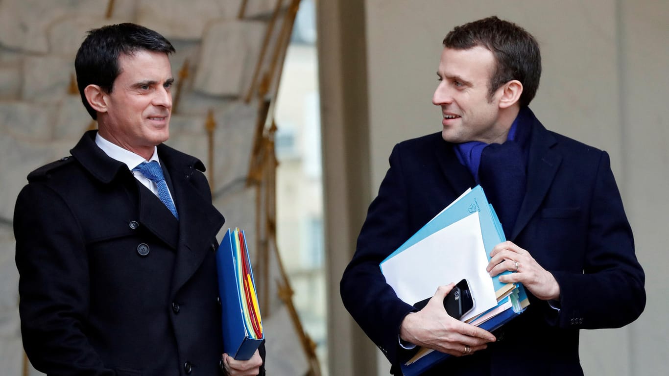 Emmanuel Macron (rechts) ist vorerst nicht an Manuel Valls (links) Bewerbung interessiert (Archiv).