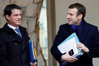 Emmanuel Macron (rechts) ist vorerst nicht an Manuel Valls (links) Bewerbung interessiert (Archiv).