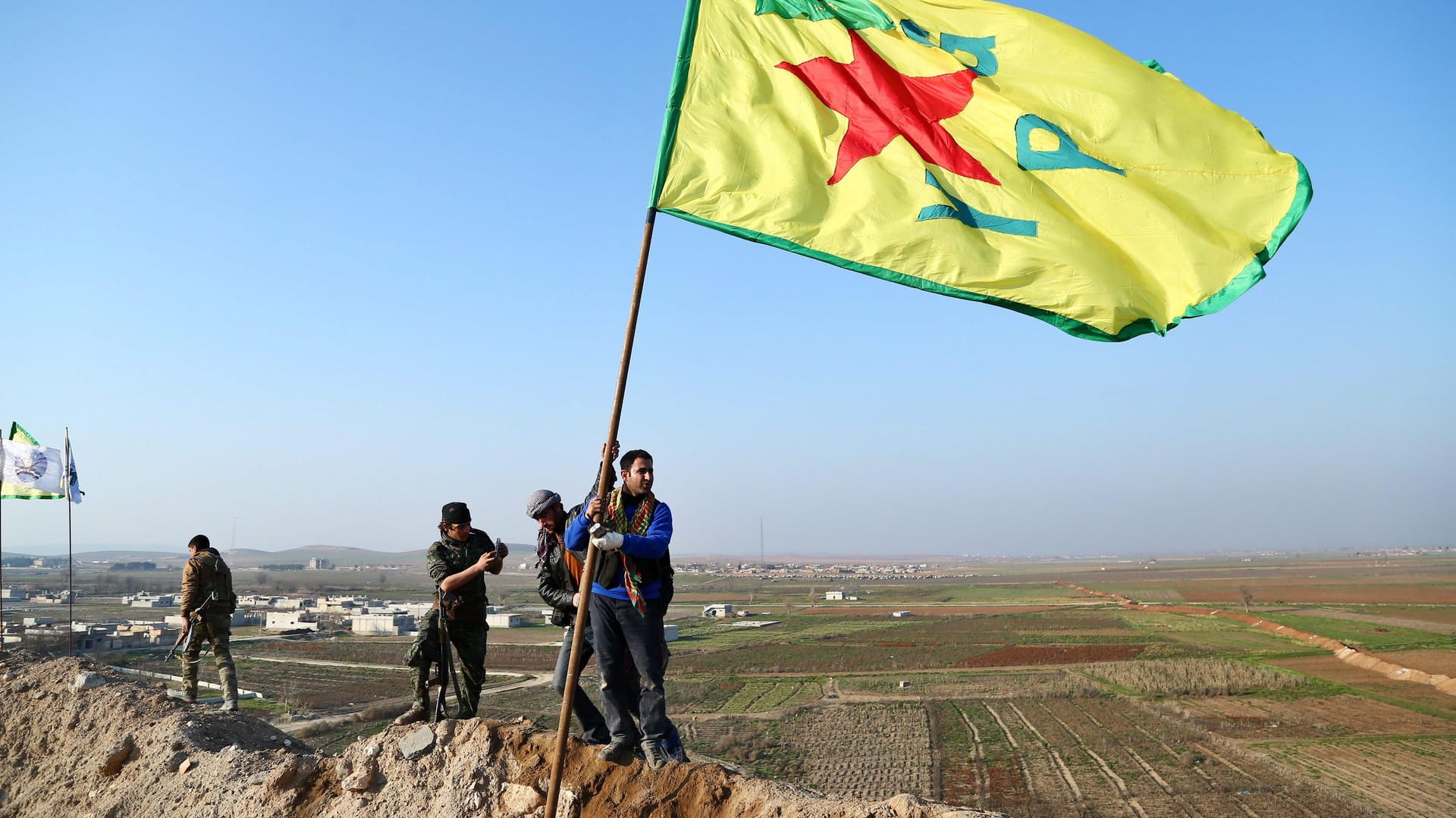Mitglieder der syrischen Kurdenmiliz YPG nach ihrem Sieg gegen den Islamischen Staat in Kobane (Syrien) im Januar 2015. Mitglieder der syrischen Kurdenmiliz YPG nach ihrem Sieg gegen den Islamischen Staat in Kobane (Syrien) im Januar 2015.