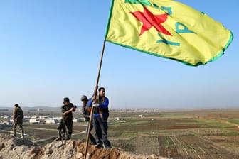 Mitglieder der syrischen Kurdenmiliz YPG nach ihrem Sieg gegen den Islamischen Staat in Kobane (Syrien) im Januar 2015.