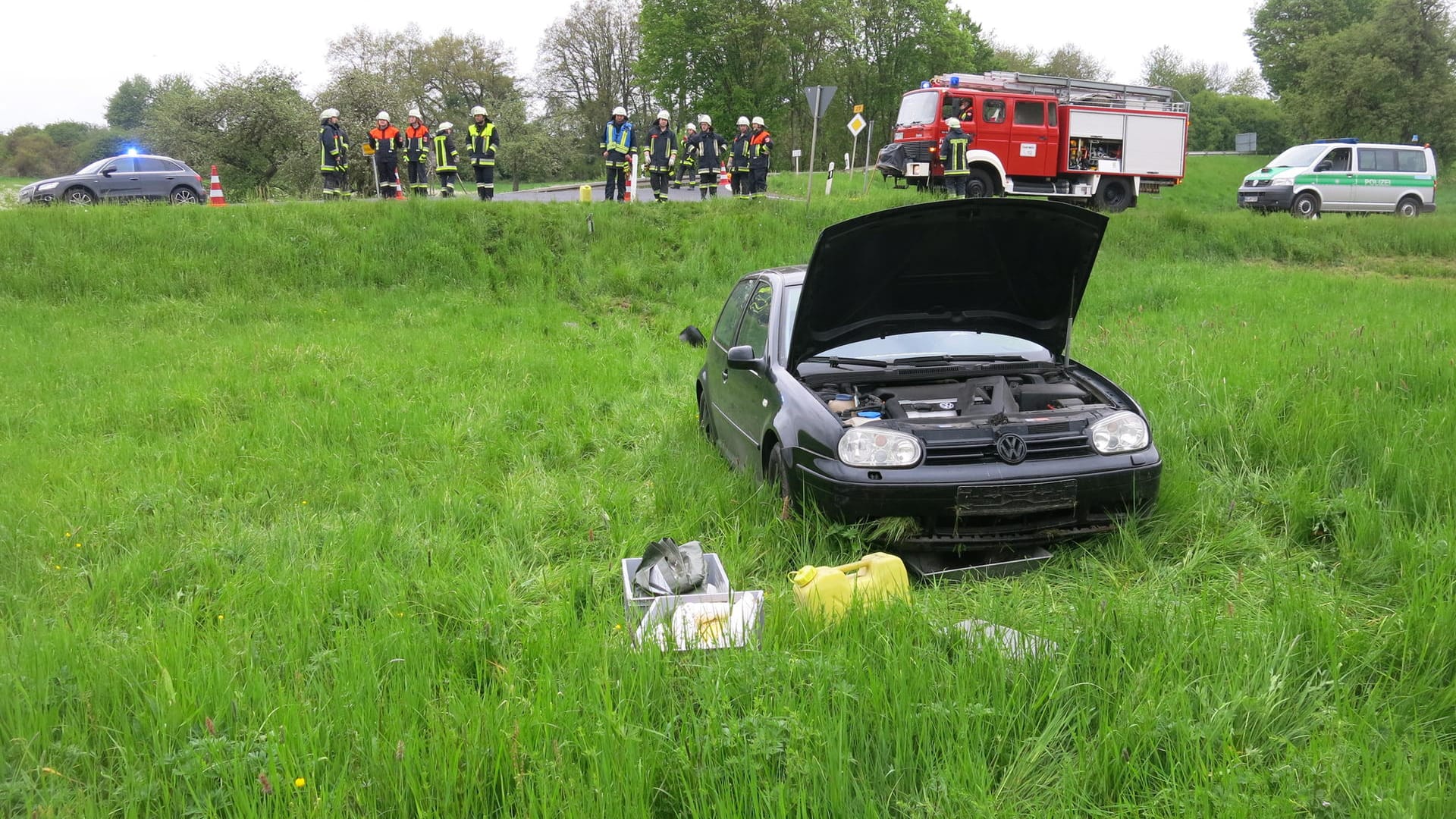 Ein betrunkener Mann hatte sein Auto auf eine Wiese gesetzt - un machte sich mit dem Wagen eines Helfers davon. Ein betrunkener Mann hatte sein Auto auf eine Wiese gesetzt - un machte sich mit dem Wagen eines Helfers davon.
