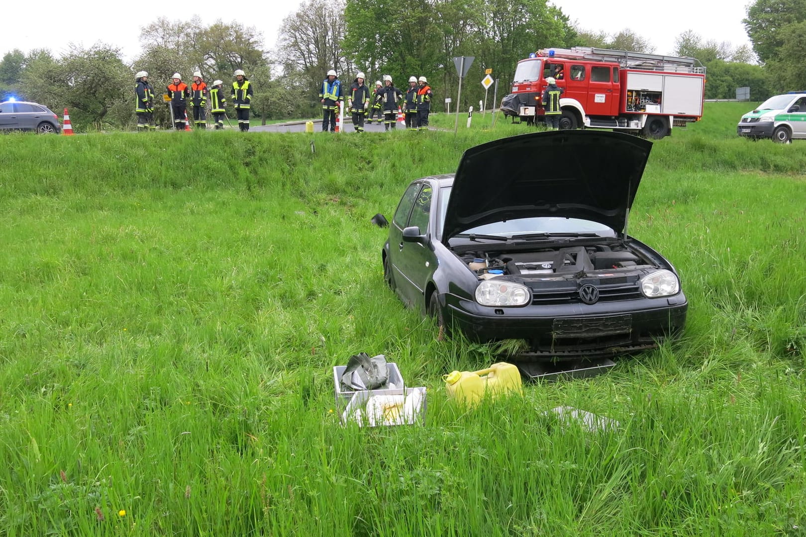 Ein betrunkener Mann hatte sein Auto auf eine Wiese gesetzt - un machte sich mit dem Wagen eines Helfers davon.